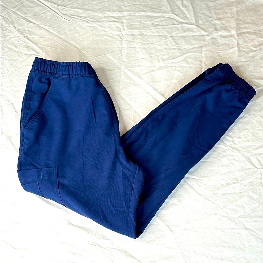 Movement Mens Navy Blue Scrubs Tapered Joggers with multiple pockets. Inseam 28”